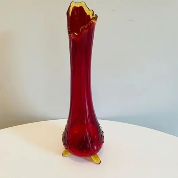 Elegant Red and Gold Glass Vase - Picture 1 of 4